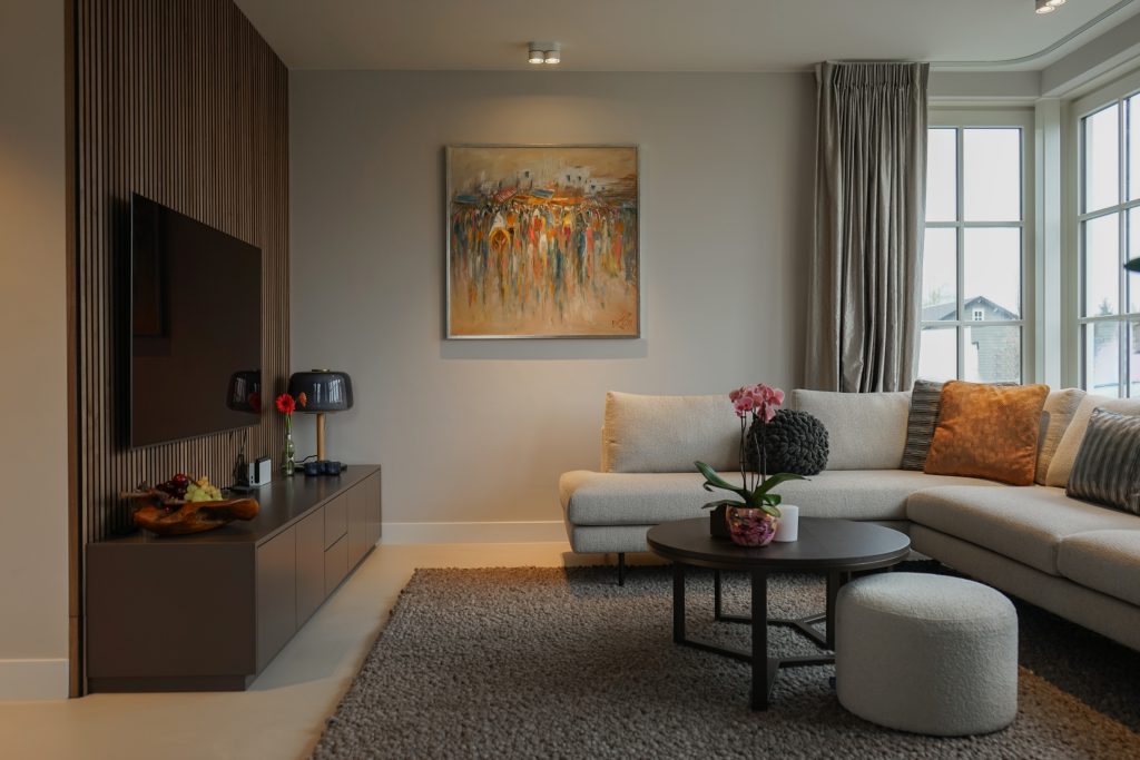 Een moderne woonkamer met mooie belichting - Zo laat je een kleine ruimte groter lijken: 8 slimme interieurtrucs