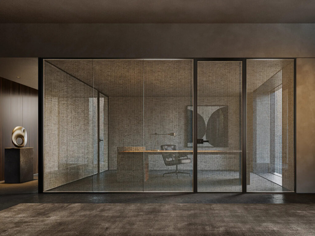 Een exclusief, modern kantoorinterieur met glazen wanden en maatwerk, als voorbeeld van de meerwaarde en de kosten van een interieurdesigner.