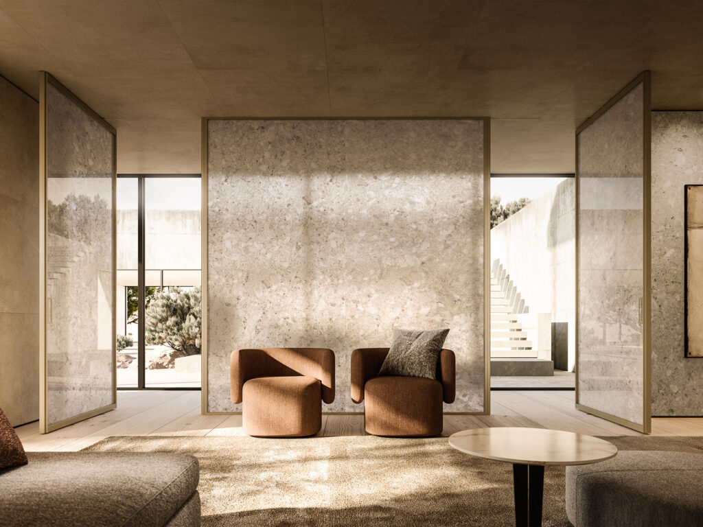 lichte woonkamer met minimalistisch interieur en twee designstoelen, open deuren naar buiten